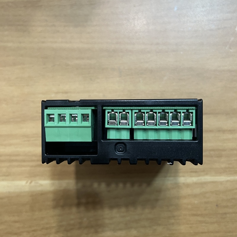 PZUXC1E0G1 Thermostat – Wiring Terminals Close-Up