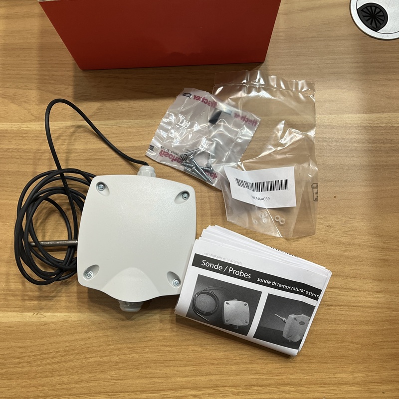 Complete ASET030000 sensor set, including main unit, accessories, manual and box.