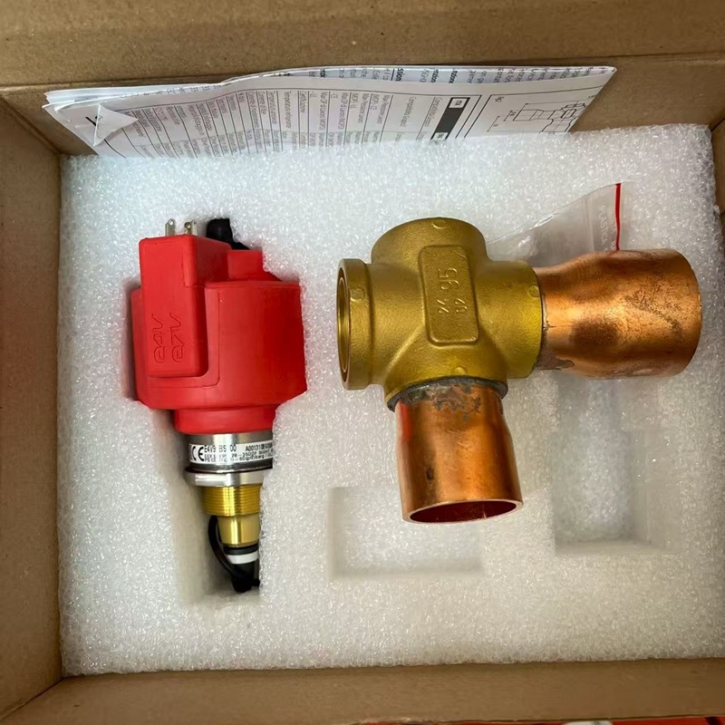Red coil, brass valve body, electronic expansion valve manual and installation guide in the box.
