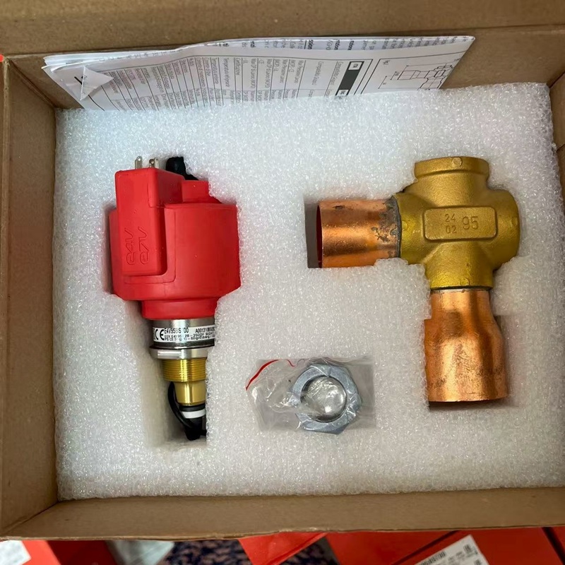 Expansion valve with red coil, brass tee body, accessory nut and manual in the box.