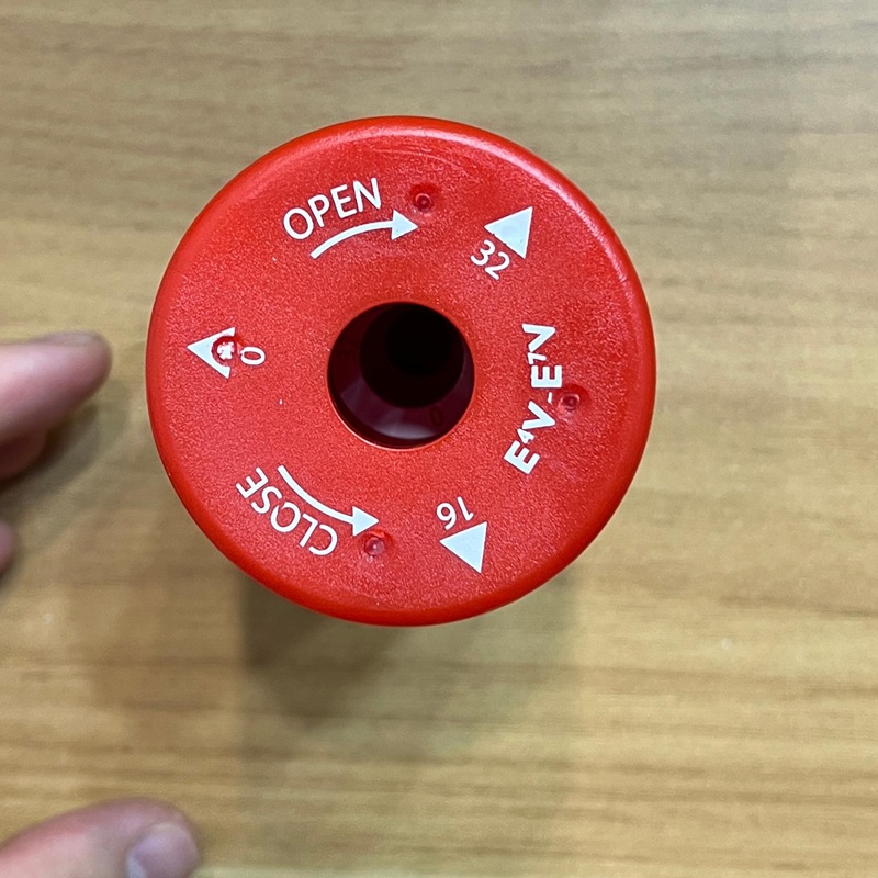 Actuator top with OPEN/CLOSE directions and step marks