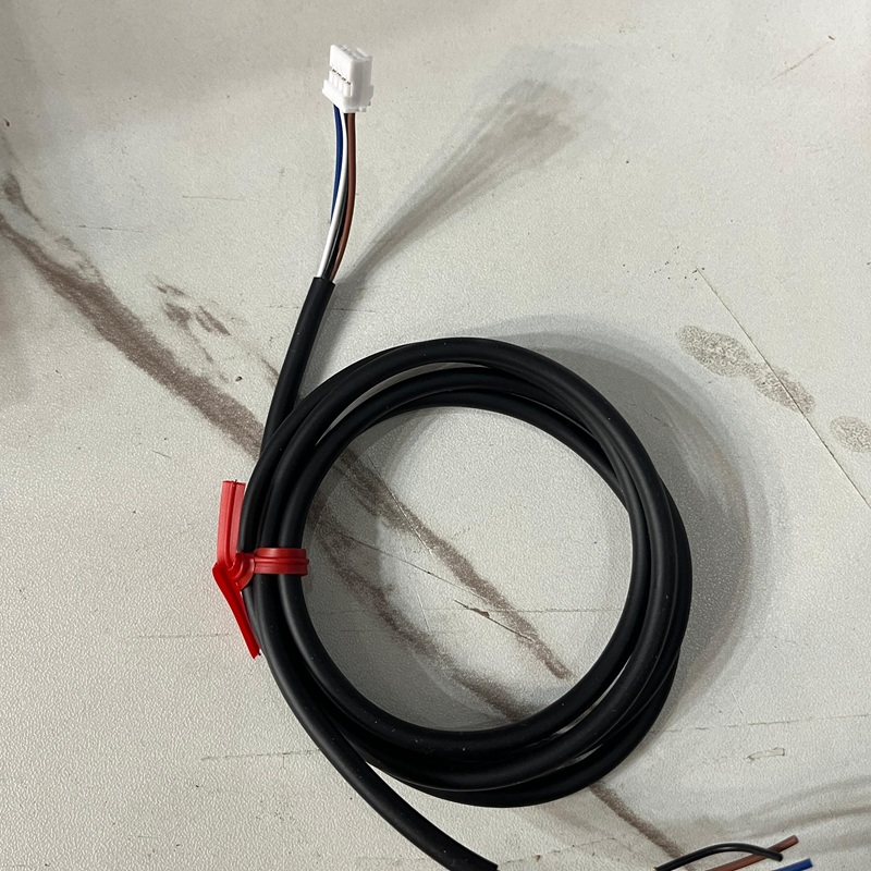 Device connection cable with white terminal