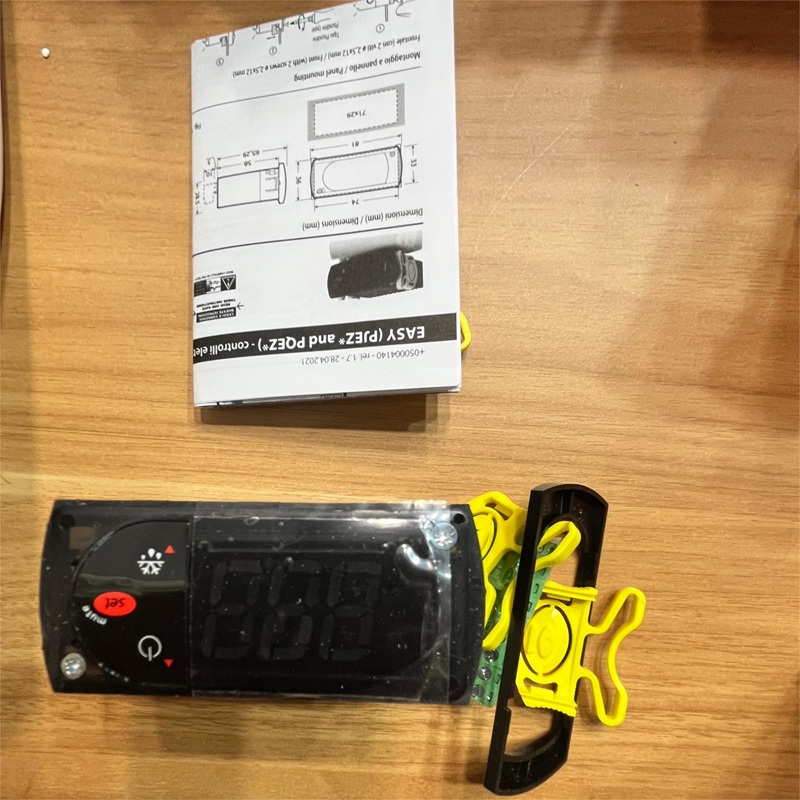 Temperature controller, manual and accessories.
