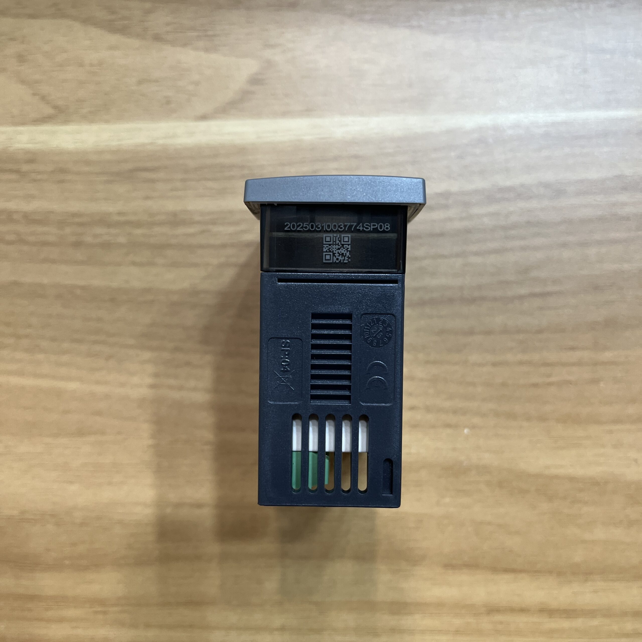 XR06CX-4N1F1-digital-temperature-controller-side-view-2