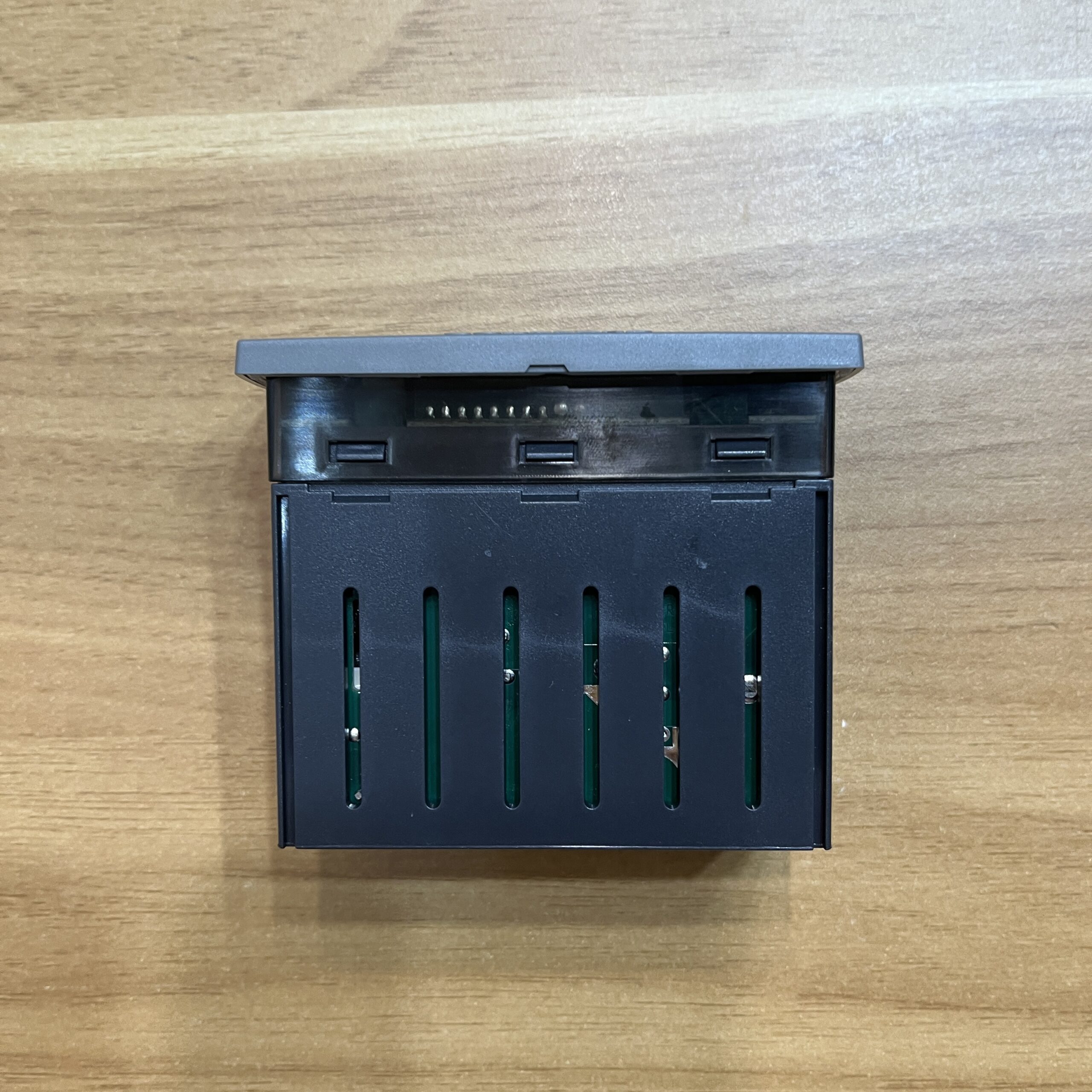 XR06CX-4N1F1-digital-temperature-controller-side-view3