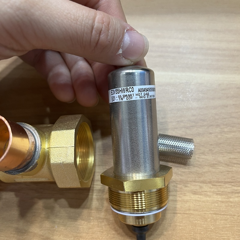 Close-up of actuator with E3V55HWRC0 label