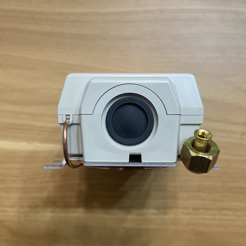 Front end of unit, brass pressure fitting and capillary outlet
