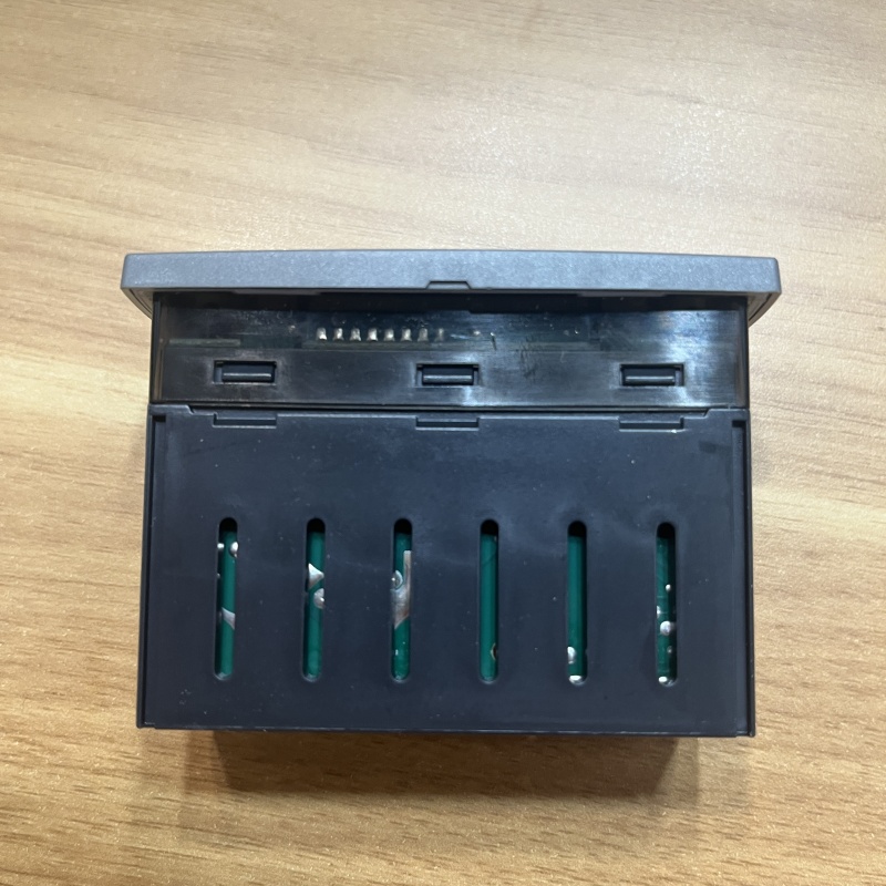 Top shell and internal pin structure of temperature controller