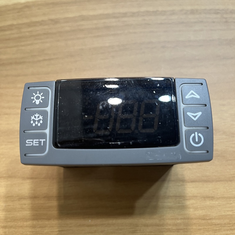 XR20CX-4N1F1 thermostat front, LED digital display with light, defrost, SET buttons and adjustment, power keys