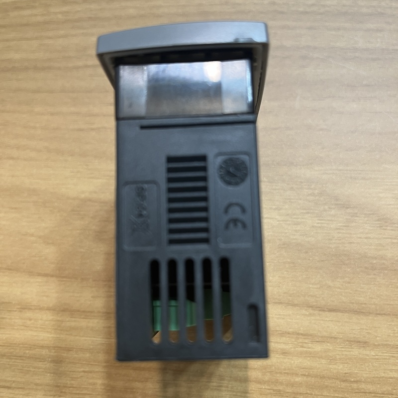 Thermostat other side view, CE certification mark, Sp03 logo and heat dissipation grille design