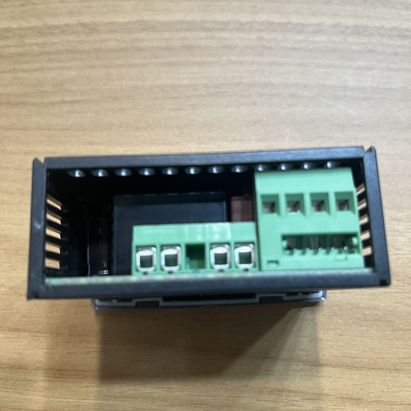 Thermostat terminals close-up, two groups of green terminal blocks and internal relay module 图片 7