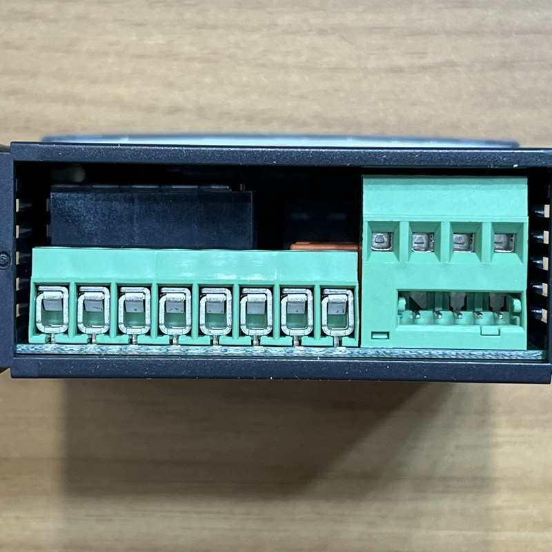 Thermostat bottom, internal circuit board and 6 sets of terminal slots