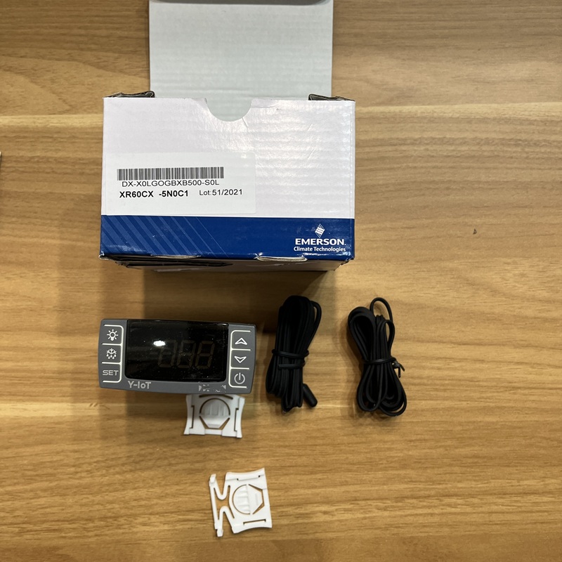 Thermostat packaging and full accessories display