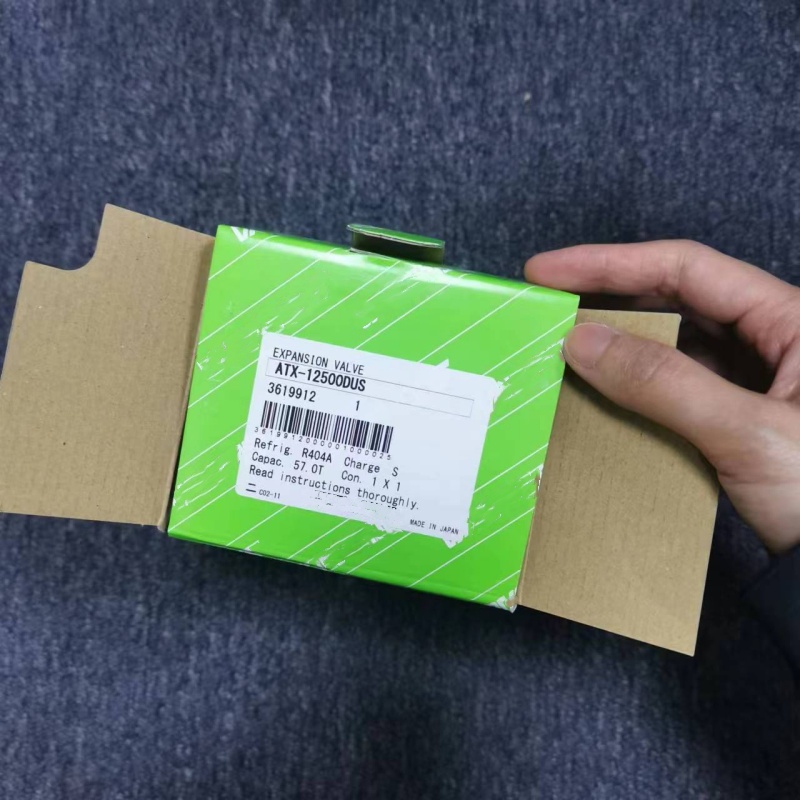 Product outer packaging box, marked model ATX-12500DUS, refrigerant R404A