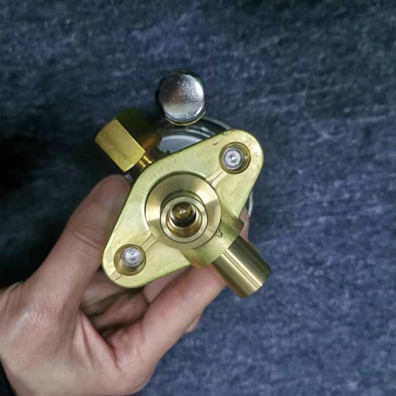 Bottom mounting port of expansion valve