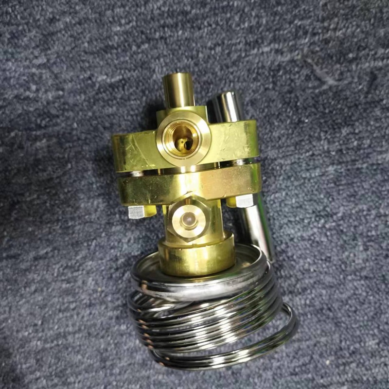 Inlet and outlet pipe connectors of expansion valve