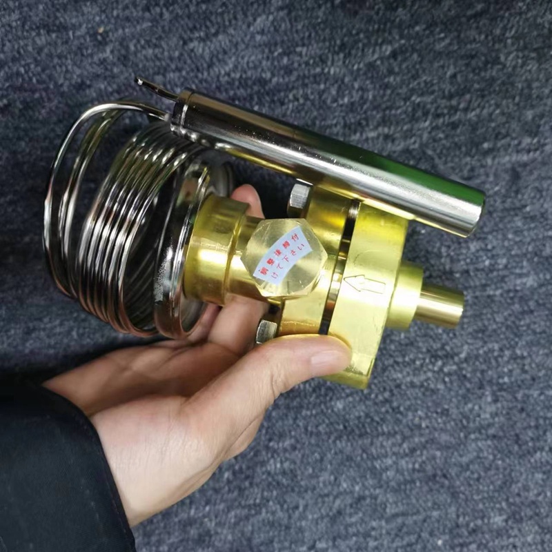 Side view with adjusting mark of expansion valve